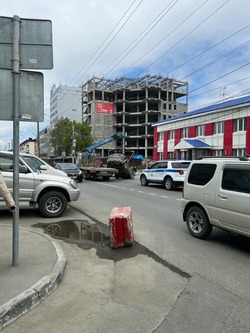 Эвакуатор уронил автомобиль в Южно-Сахалинске            