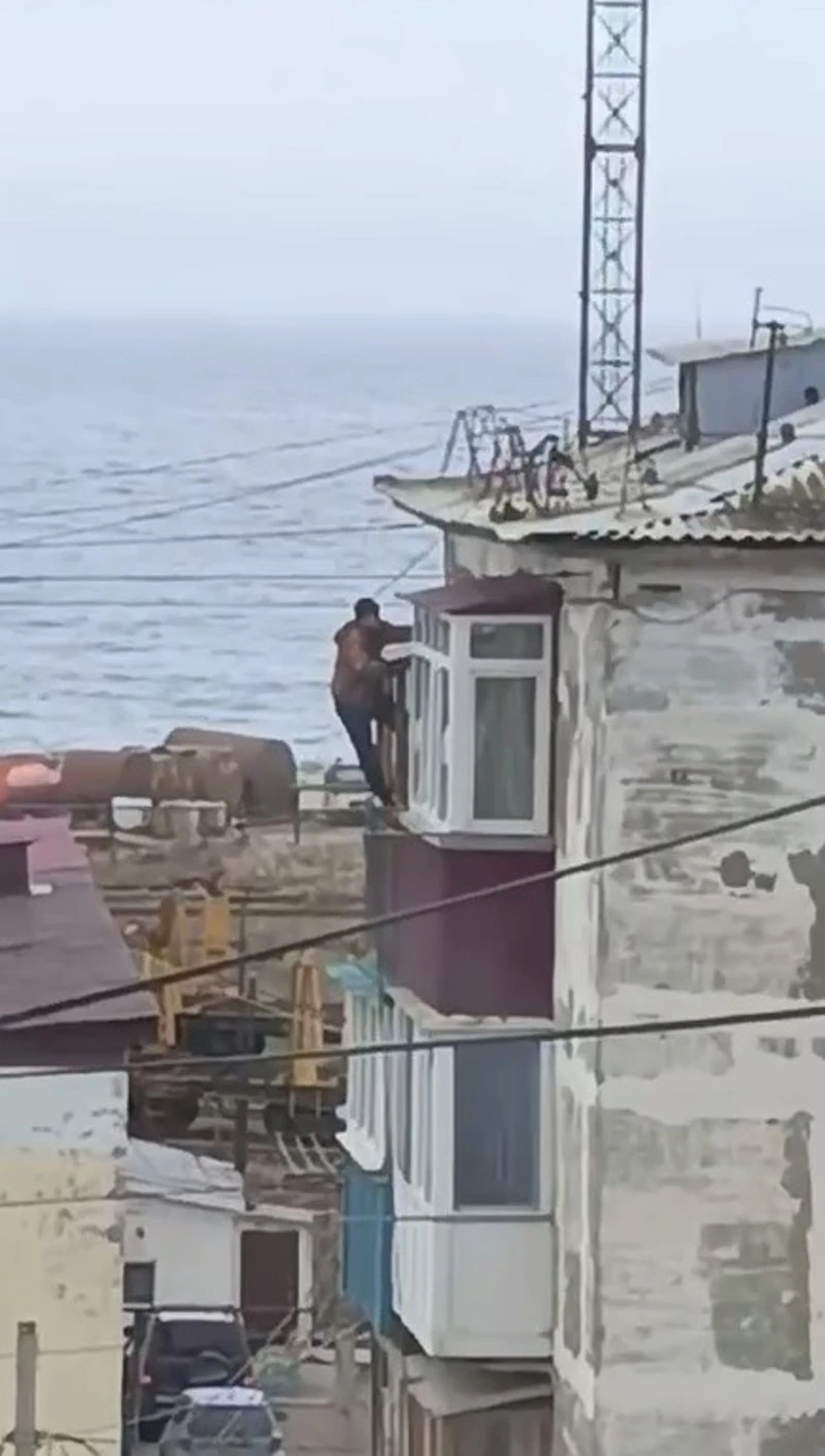 Третьего «Леху»  снаружи балкона засняли жители Холмска