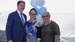 Воздух и воду из гимназии № 2 Южно-Сахалинска подарили первоклассники выпускникам на последний звонок