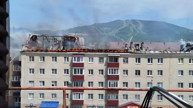 "Могли бомжи залезть на чердак". Жители горевшего дома по Мира рассказали, как бежали от пожара