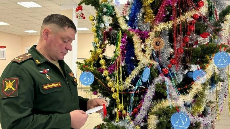 Военнослужащие присоединились к акции «Елка желаний» на Курильских островах