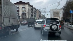 Камеры наблюдения засняли, как грузовик снес гирлянду в Южно-Сахалинске 