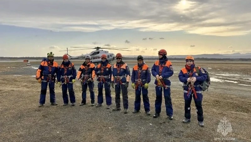 Спасатели МЧС Сахалинской области отработали спуски с вертолета Ми-8