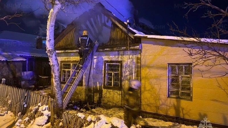 Жилой дом полыхал открытым пламенем в садоводстве Южно-Сахалинска