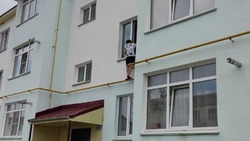 Ребенок залез на газовую трубу дома в Южно-Сахалинске и перепугал жильцов
