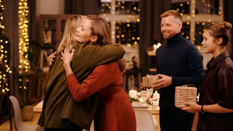 Что подарить женщине на Новый год 2022: ТОП-10 подарков