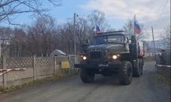 Видео: по Южно-Сахалинску передвигается военная спецмашина с патриотическими песнями