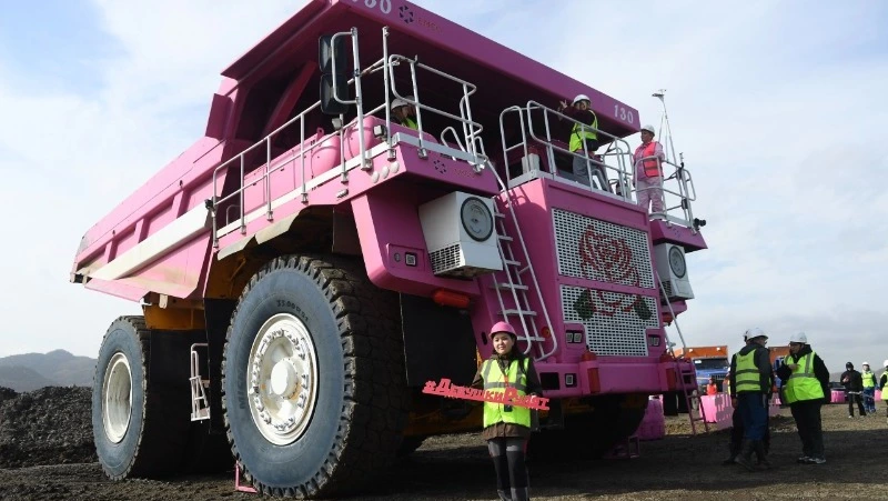 Розовый карьерный самосвал появился на Сахалине