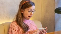 В Охе 14-летнюю школьницу подозревают в краже 220 тысяч рублей с банковского счета