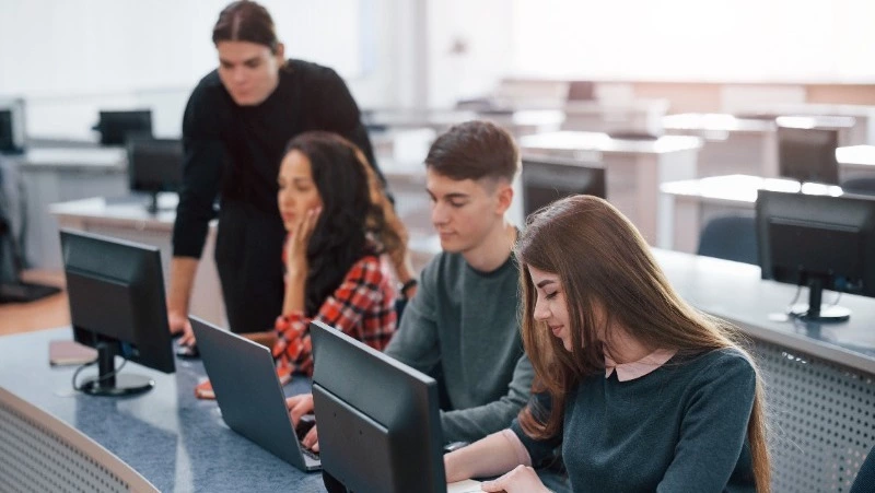 Около 100 человек окунулись в «бассейн» «Школы 21» за новой профессией в ИТ