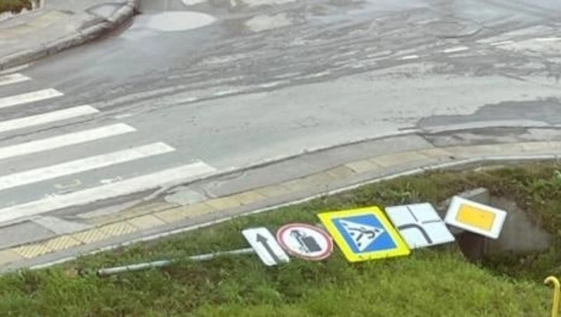 «Не выдержал бремени»: сахалинцы посмеялись над упавшим столбом в Дальнем