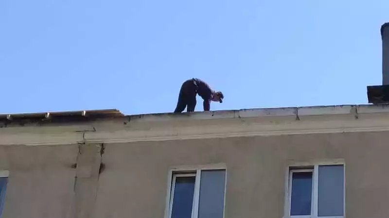 Сгоревшую крышу на проспекте Мира чинят с нарушениями