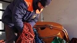 Спасатели МЧС эвакуируют экипаж севшего на мель судна на юге Сахалина
