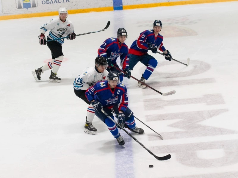 «Сахалинские Акулы» расторгли контракты с тремя нападающими