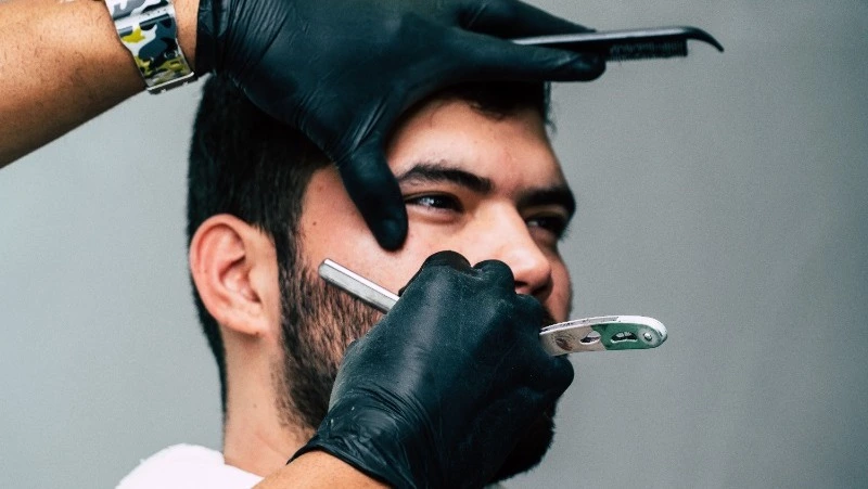 «Справимся»: барберам Южно-Сахалинска не страшны высокие цены на бритвы из-за санкций