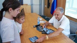 Воспитанники сахалинской спортшколы встретились с легендарным советским пловцом Виктором Мазановым