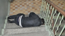 «Спят на коробках»: бездомная семья ночует в подъезде дома в Южно-Сахалинске