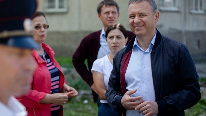 Мэр Южно-Сахалинска помог жильцам домов на улице Курильской сохранить березовую аллею