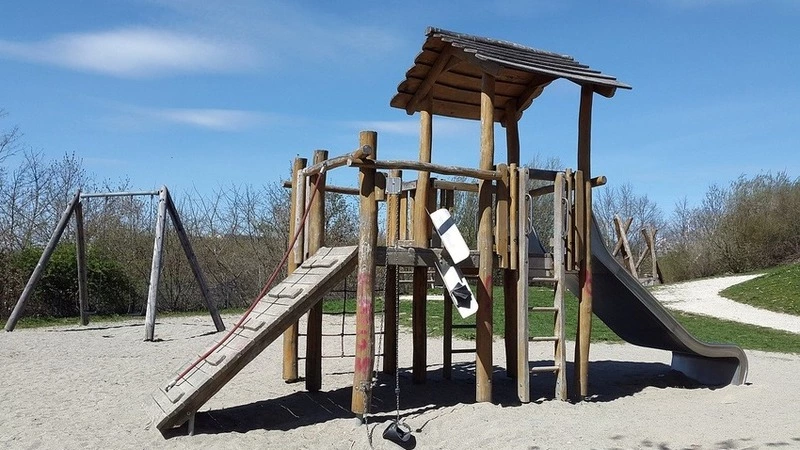 Прокуратура нашла виновных в ЧП в селе Восход, где ребенок получил травму на детской площадке