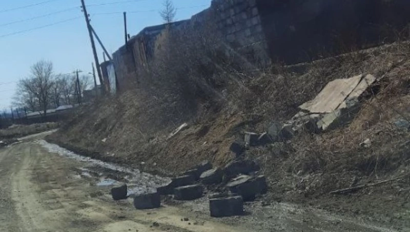 Старый гараж в Корсакове напугал автомобилистов