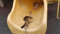 Детскую горку с огромной дырой в Южно-Сахалинске до сих пор не починили