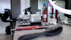 Мама с тремя детьми получит социальный контракт на открытие салона красоты в Томари