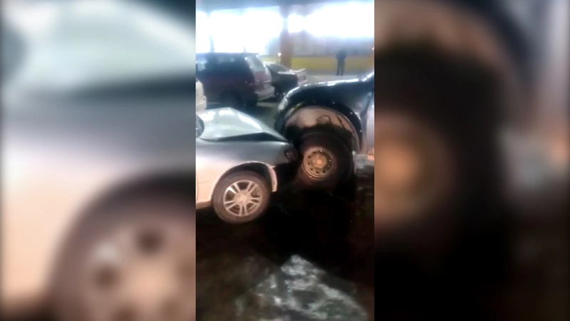 Сахалинка забыла поставить машину на ручник и повредила четыре авто