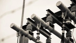 В Аниве на центральном пляже горела опора ЛЭП