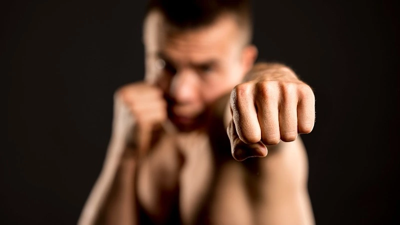 Пьяный драчун напал на полицейского в подъезде дома в Холмске