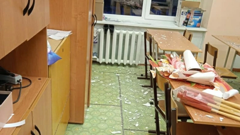 В Тымовском дети вышли на учебу в школу с трещинами