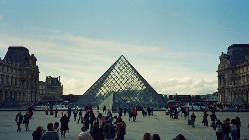 В Париже ограбили Лувр — пропали драгоценности Наполеона и императрицы Джозефины