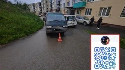 Ребенок на самокате попал под колеса «Делики» в Холмске