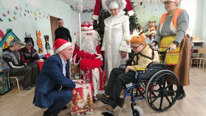 Представители «Единой России» исполнили мечты 24 детей в Тымовском районе