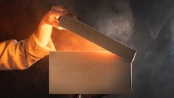 Пенсионерка из Холмска согласилась забрать посылку и потеряла миллион рублей