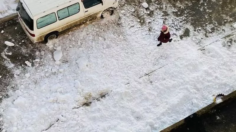 Снег рухнул с крыши на девочку в Долинске