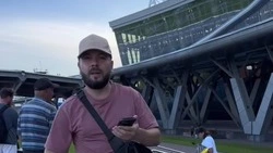 Чувствую, пахнет родной землей: известный российский артист Ярослав Сумишевский прилетел на Сахалин