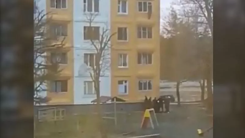 Семья сахалинского мальчика, упавшего из окна многоэтажки, не состояла на учете