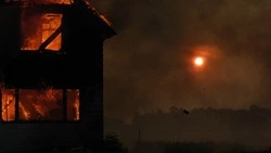 Крыша частного дома вспыхнула в Холмском районе 23 ноября