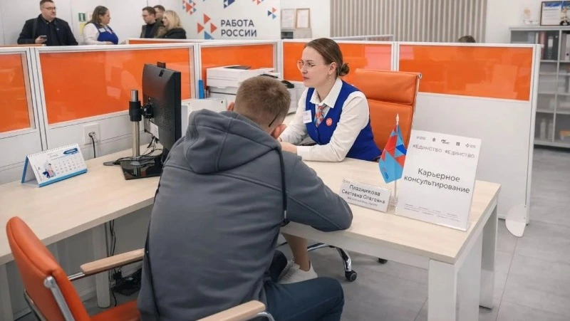 Более 13 тысяч человек нашли работу с помощью Кадрового центра в Сахалинской области в 2025 году