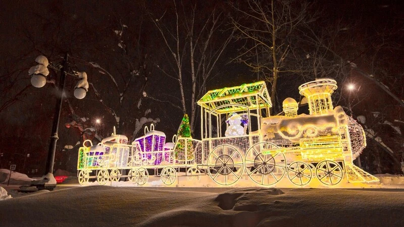 В Южно-Сахалинске зажгли новогоднюю иллюминацию