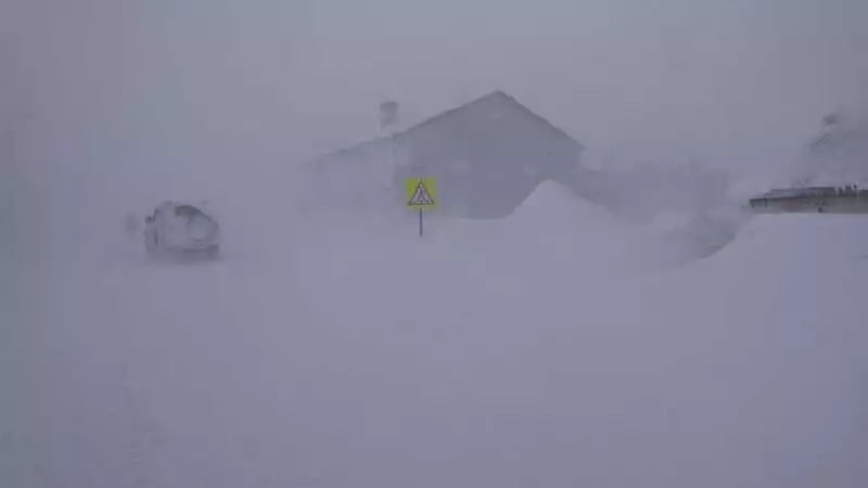 Северо-Курильск продолжает обильно засыпать снегом