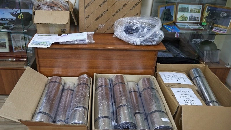 Сотрудники мэрии Южно-Сахалинска собрали посылки для бойцов на передовой