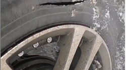 В Южно-Сахалинске неизвестный массово порезал шины на автомобилях