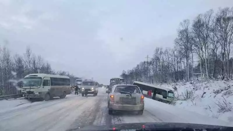 На Сахалине авто ритуальных услуг вытолкнуло с трассы пассажирский автобус