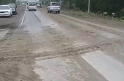 Самосвалы превратили в грязевое месиво дорогу в Южно-Сахалинске