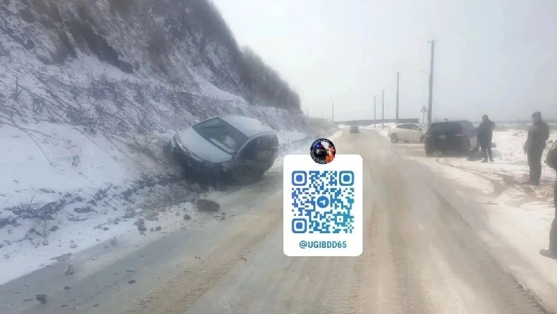 В Невельске две машины не смогли разъехаться на узкой дороге, одну выбросило с трассы