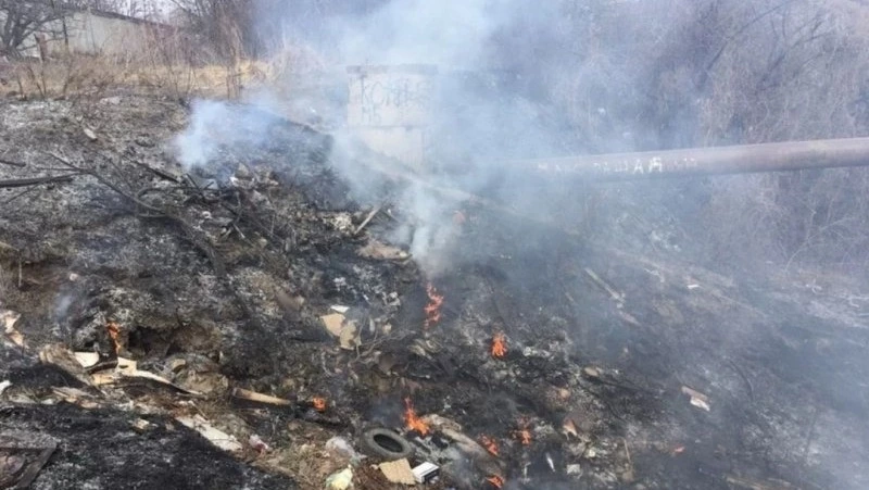Пожарные потушили вспыхнувший мусор на свалке в Южно-Курильском районе 19 сентября