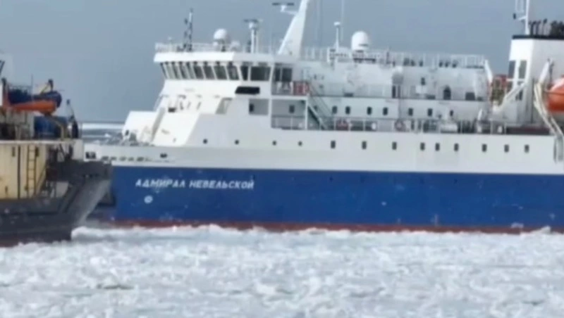Теплоходы Сахалина продолжат перевозку грузов в условиях тяжелой ледовой обстановки