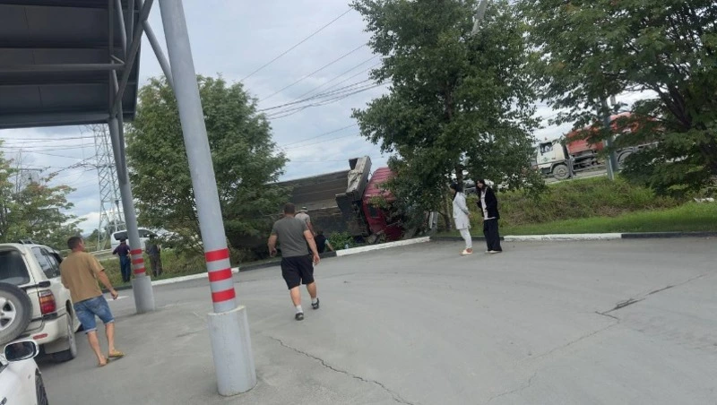 Самосвал протаранил ограждение дороги и опрокинулся возле АЗС в Южно-Сахалинске