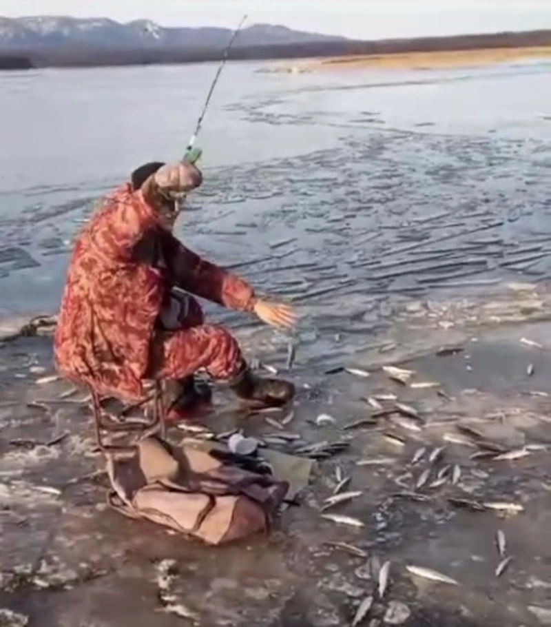 Зимняя рыбалка стартовала на севере Сахалина 4 ноября, несмотря на тонкий лед